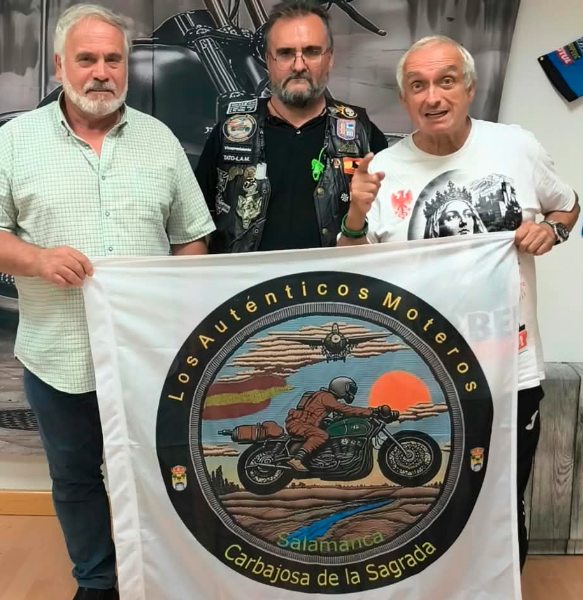 Integrantes del club mostrando la bandera de Los Auténticos Moteros