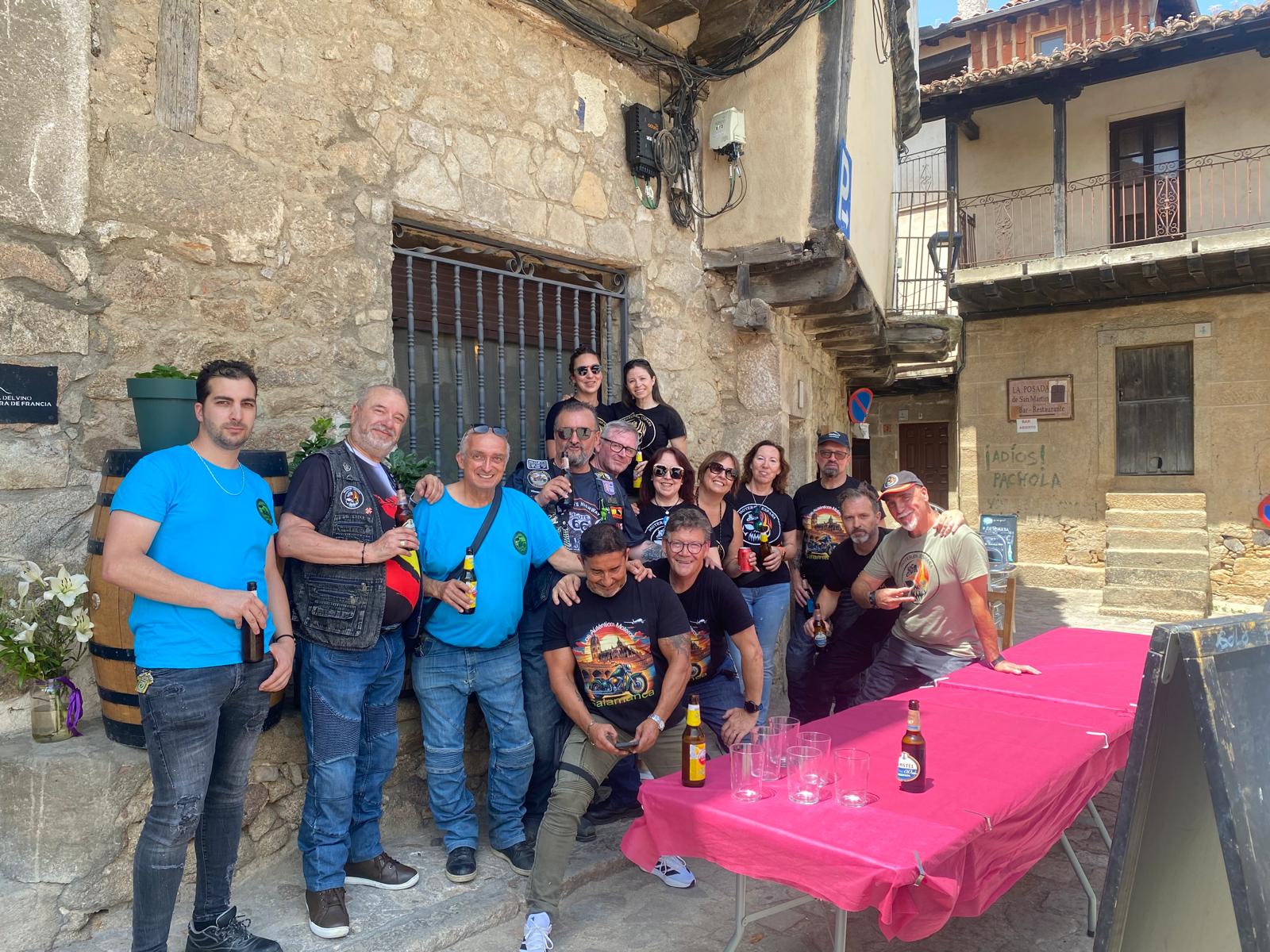 Miembros del club reunidos en torno a una mesa