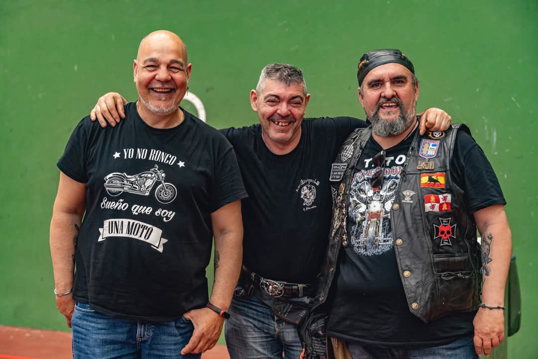 Tres amigos del motoclub posan juntos