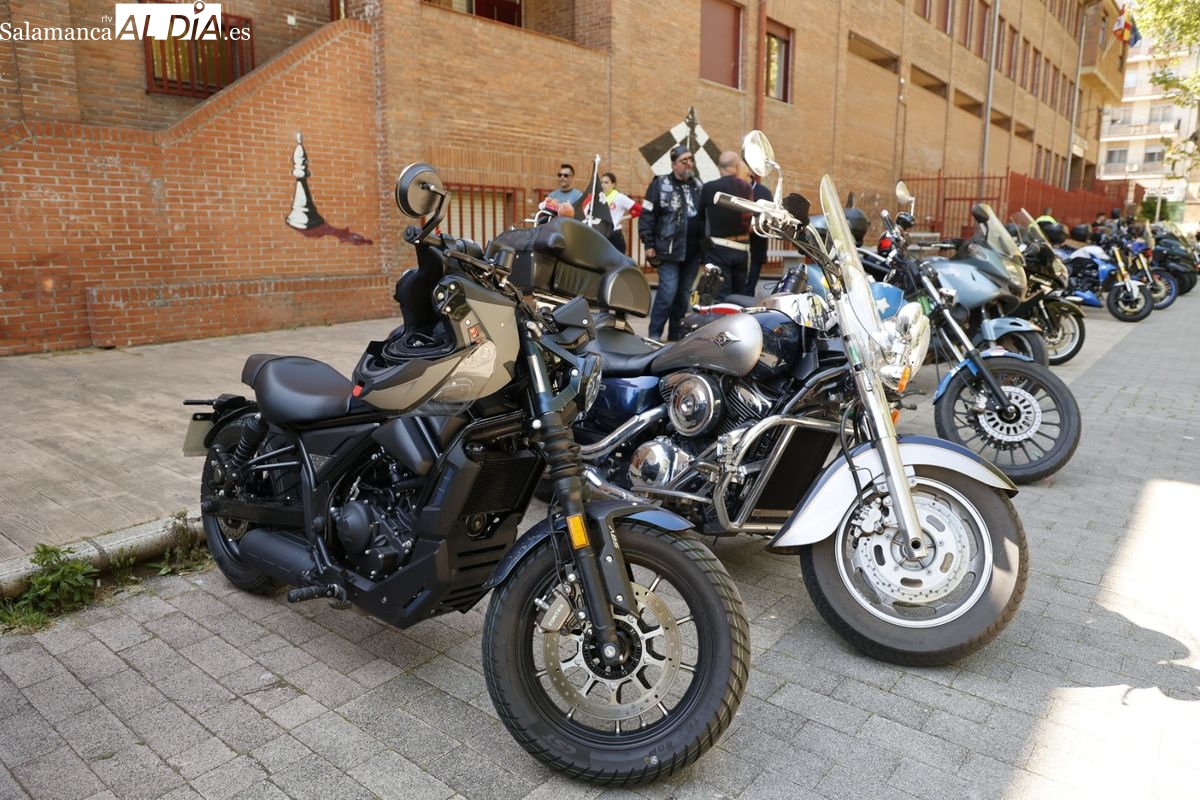 Motos de Los Auténticos Moteros aparcadas durante una salida
