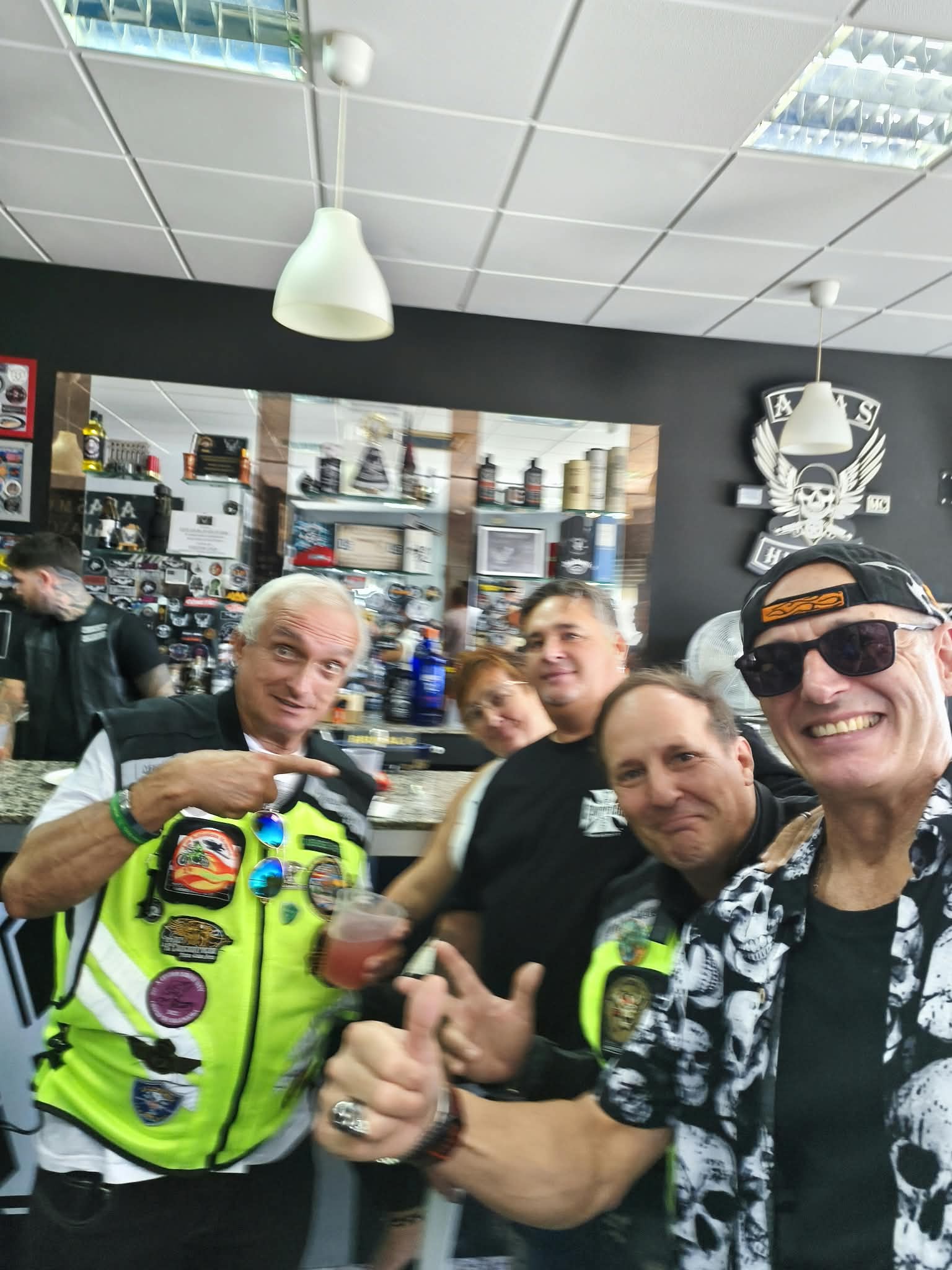 Miembros del club junto a la barra de la sede
