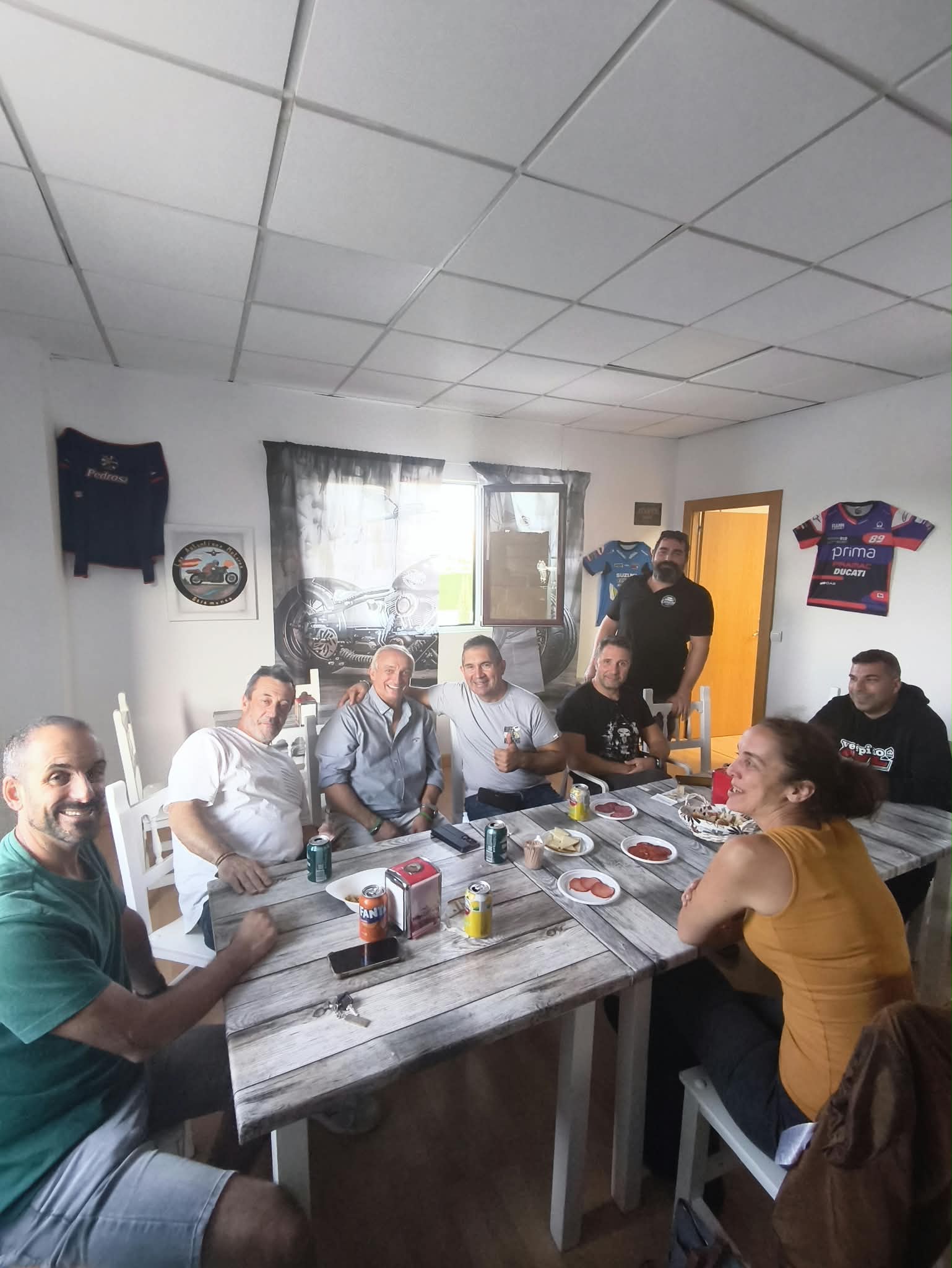Reunión de amigos en el interior de la sede del motoclub